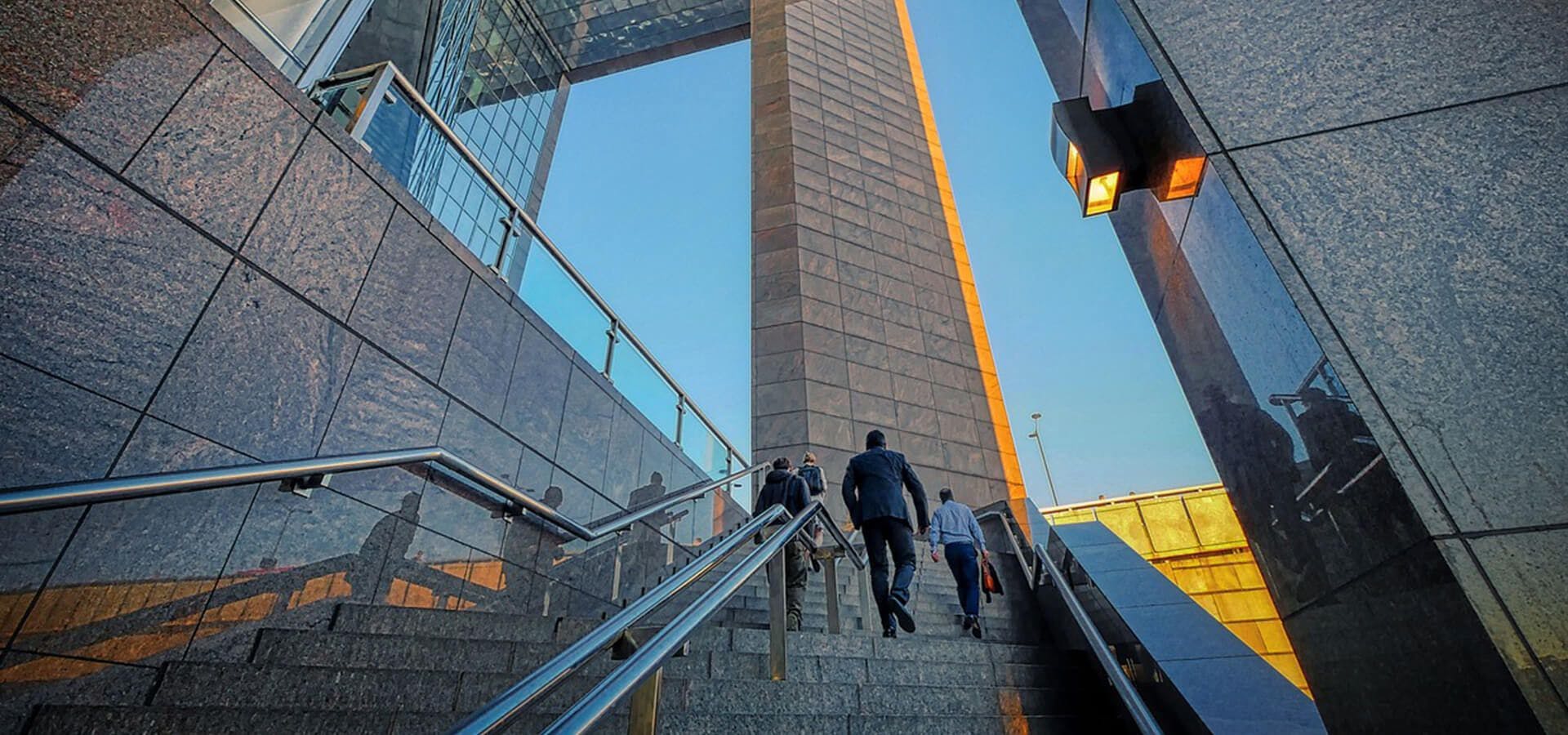 Personas subiendo la escalinata de un edificio moderno
